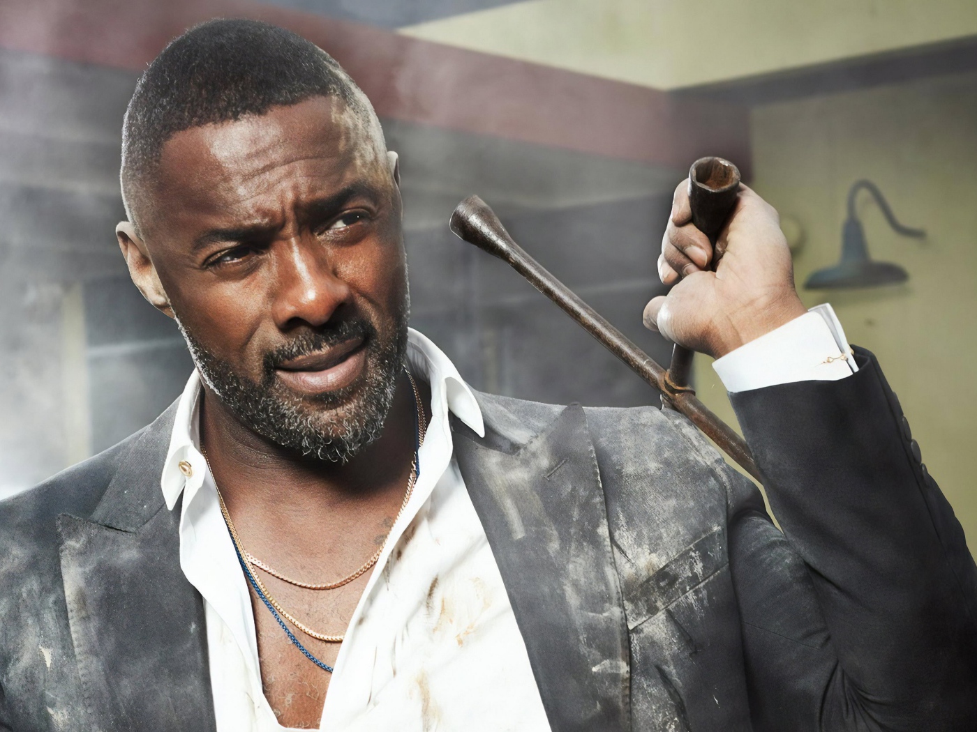 Темнокожий актер Идрис Эльба с ключом в руке