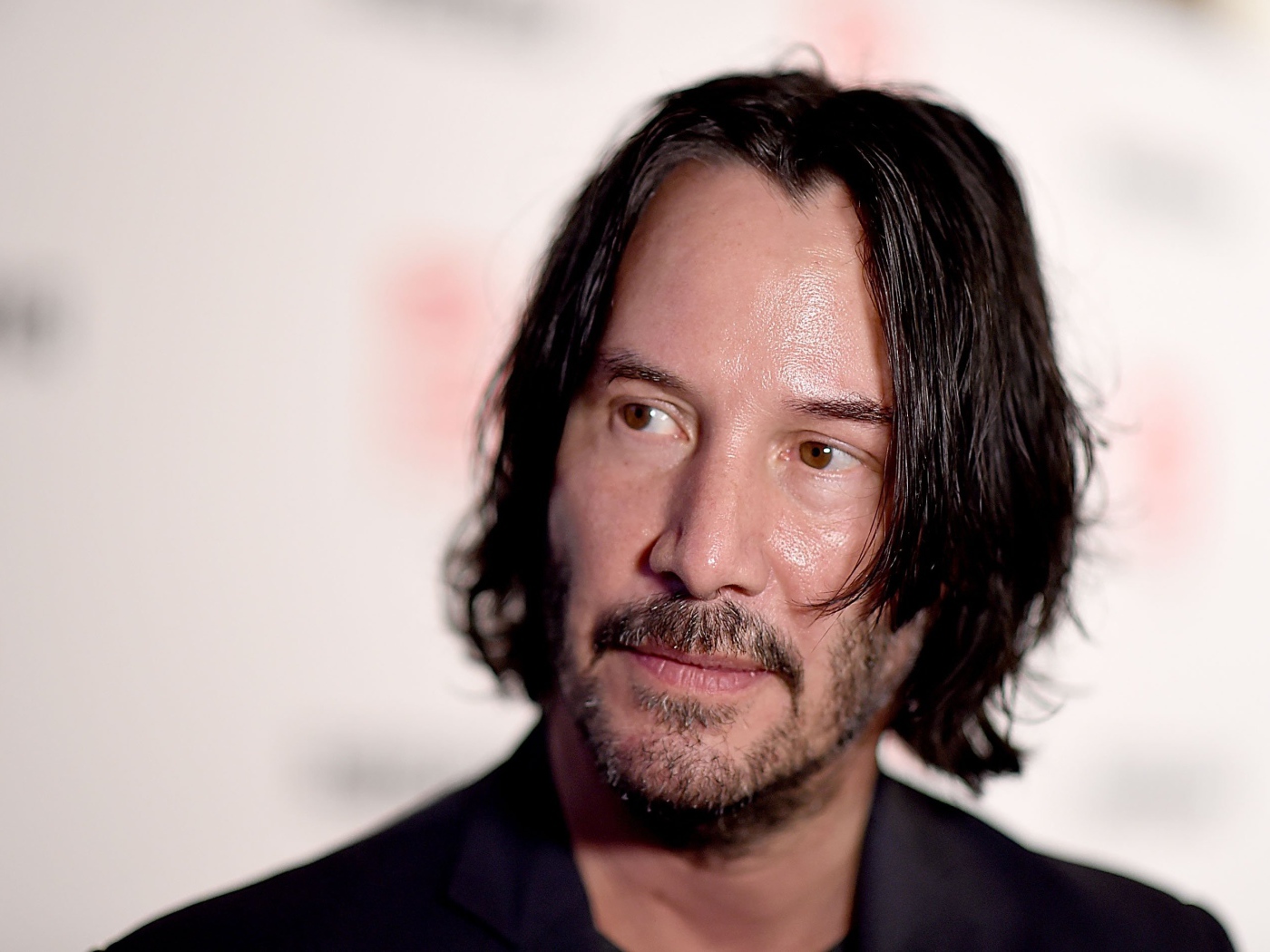 Кареглазый мужчина, актер Киану Ривз