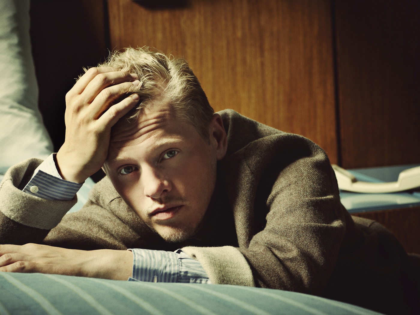 Датский актер Туре Линдхардт лежит на кровати