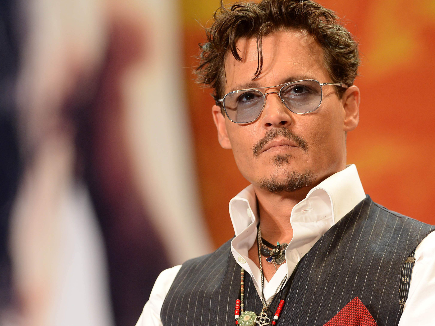 Модный актер Джонни Депп в очках