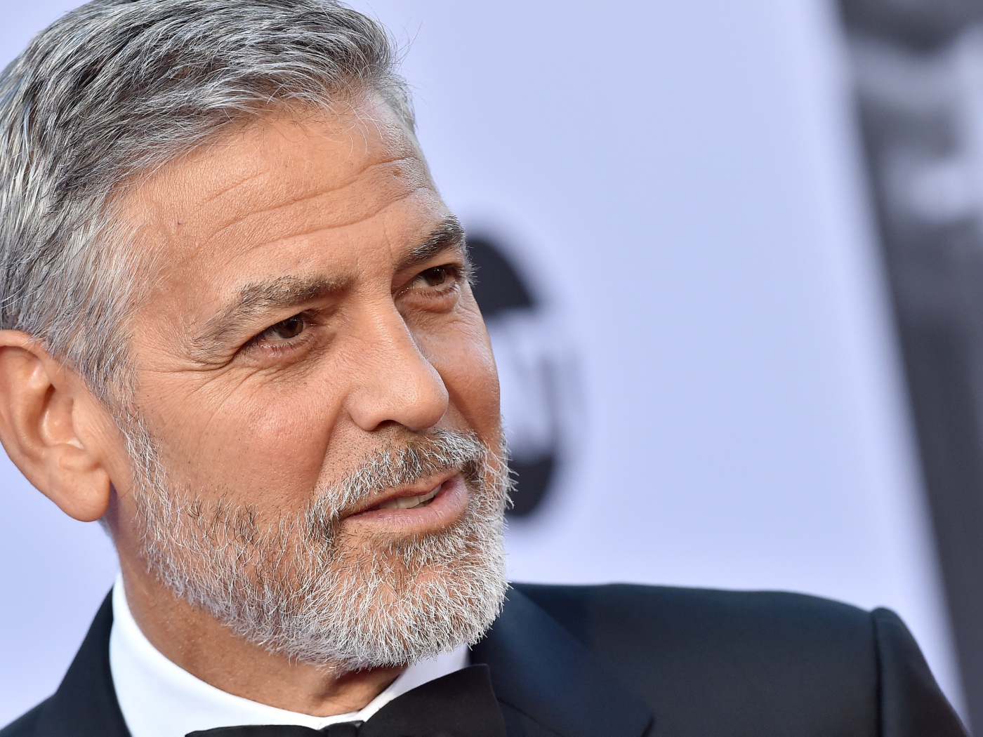 Красивый стильный мужчина, актер Джордж Клуни