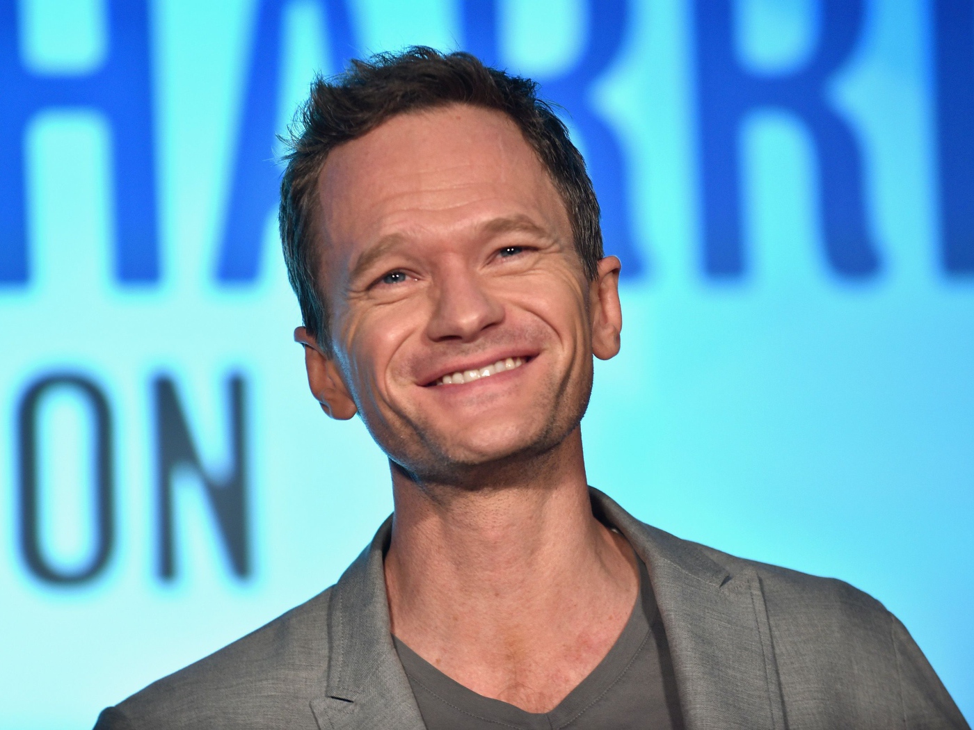 Улыбающийся мужчина актер Нил Патрик Харрис