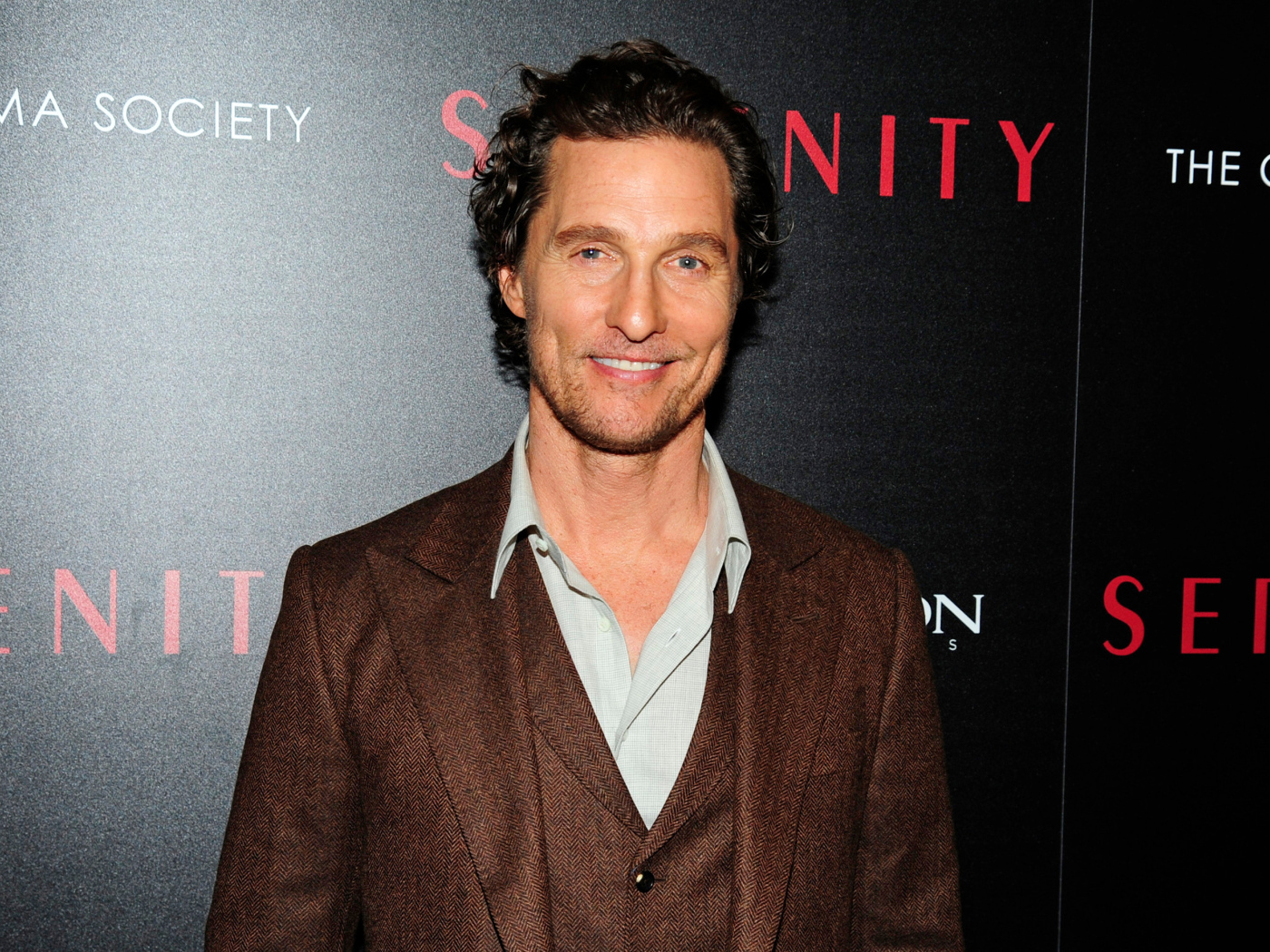 Улыбающийся стильный мужчина актер Мэттью Макконахи