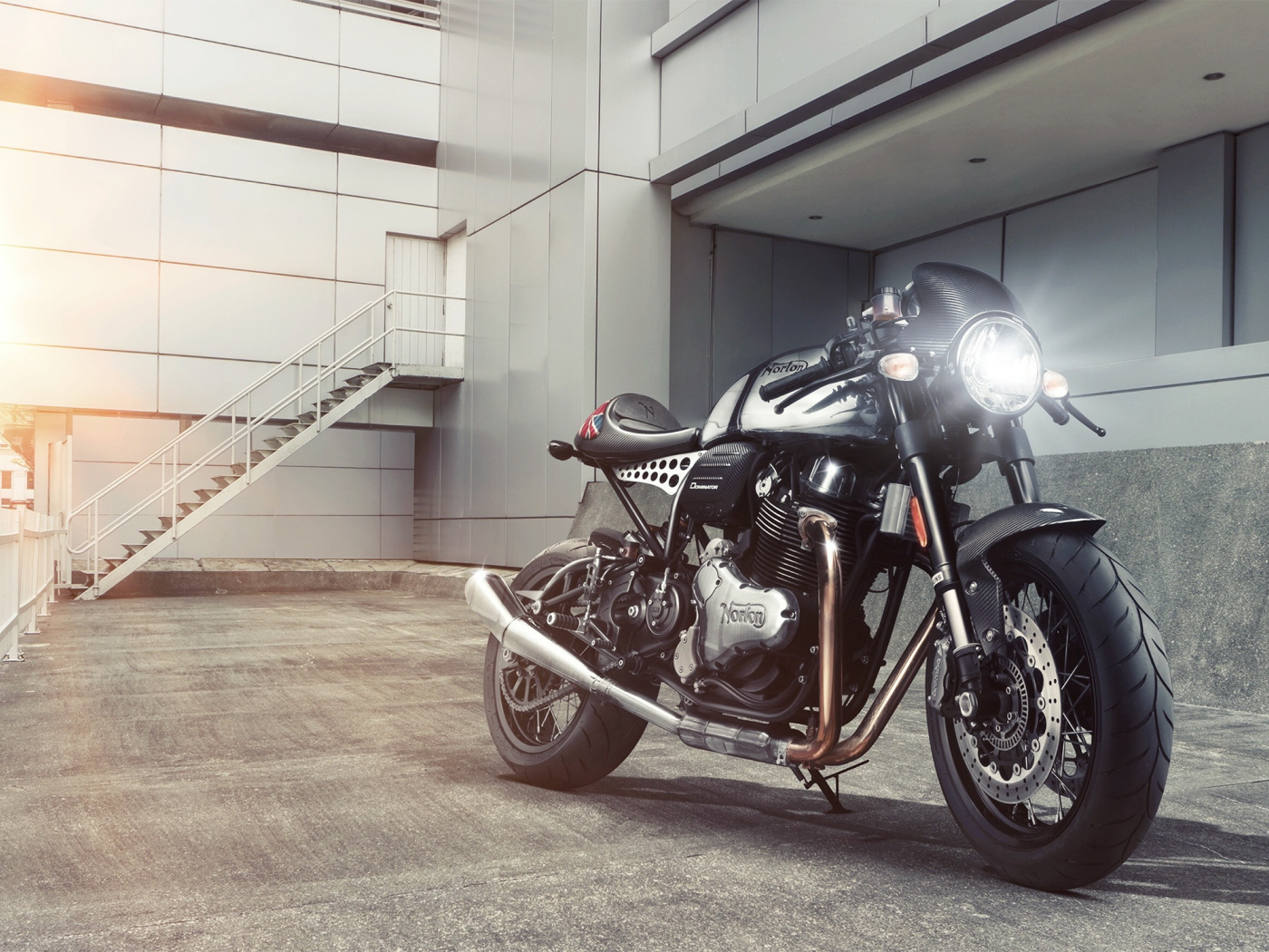 Большой мотоцикл Norton Dominator с включенной фарой