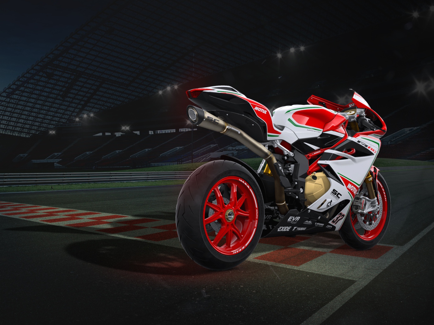 Спортивный мотоцикл Agusta F4 на гоночной трассе 