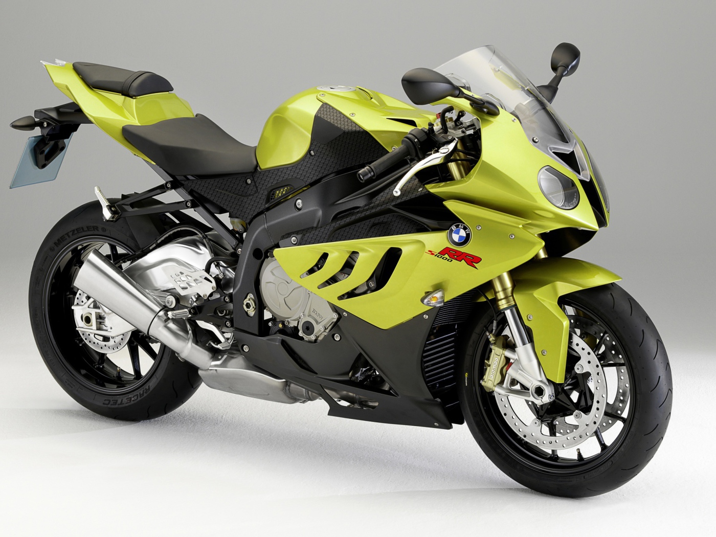 Мотоцикл BMW  S1000 на сером фоне