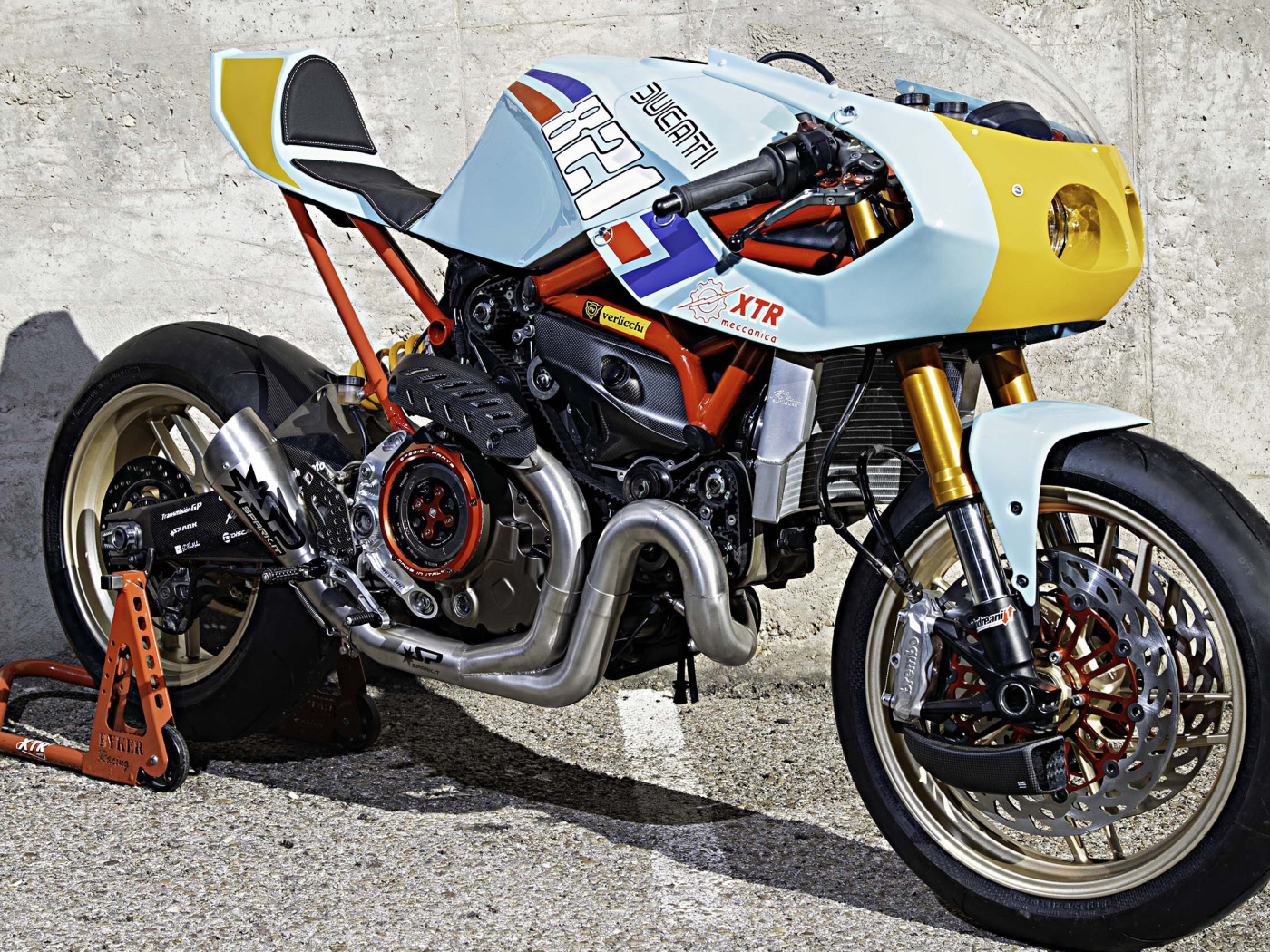 Мотоцикл  Ducati Monster 821 Pantah у стены 