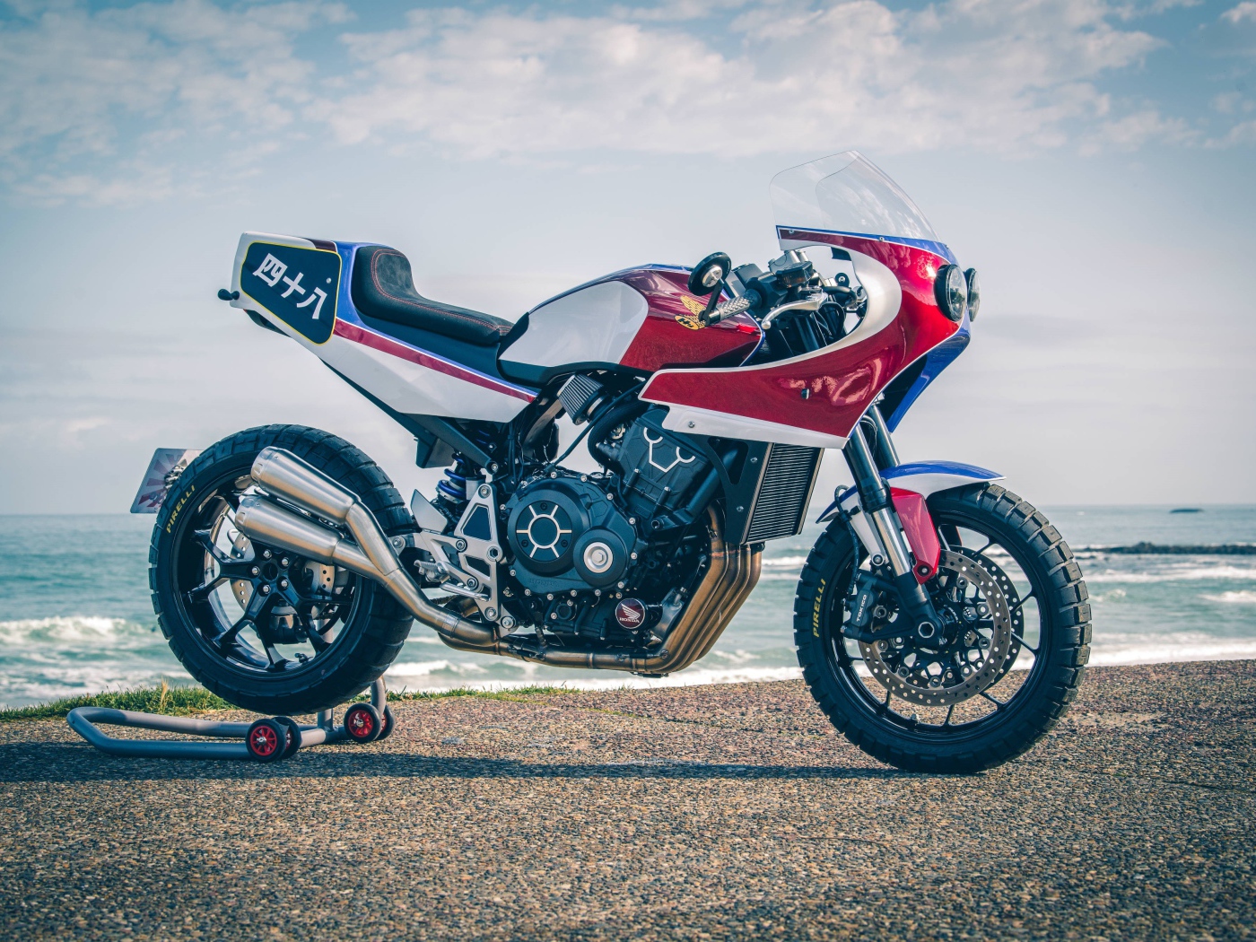 Большой мотоцикл Honda CB1000R Dirt Endurance 2019 года у воды