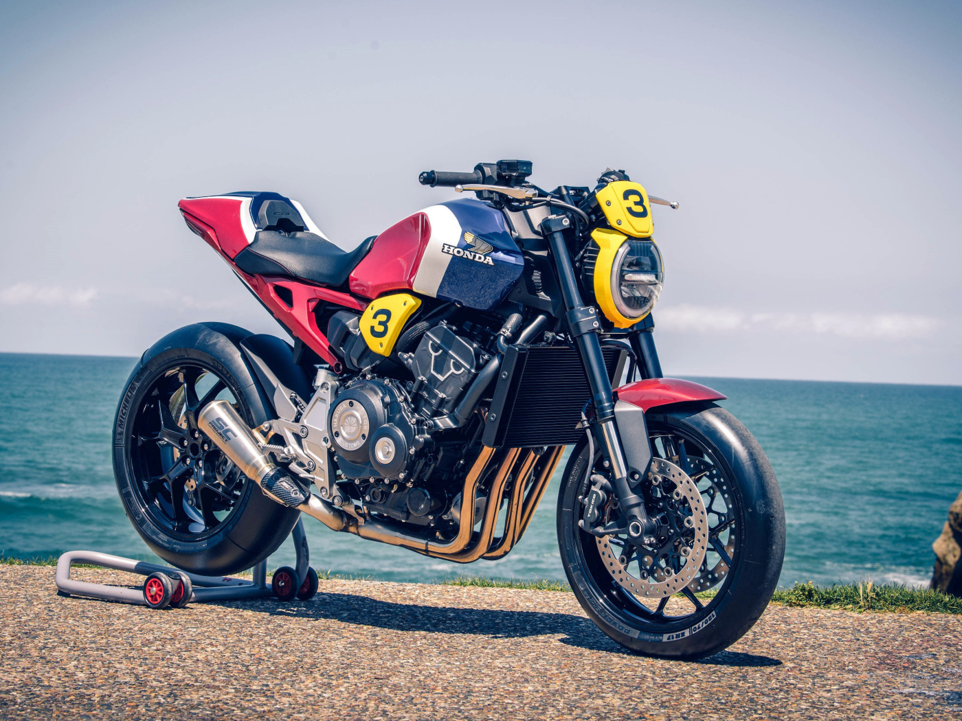 Мотоцикл  Honda CB1000R 2019 года у моря