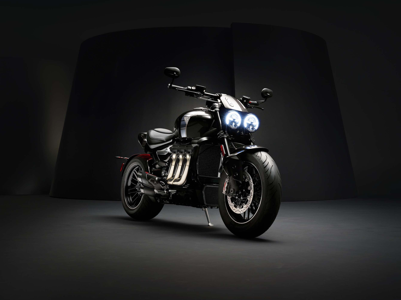 Мотоцикл Triumph Rocket 3 TFC,  2019 года с включенными фарами