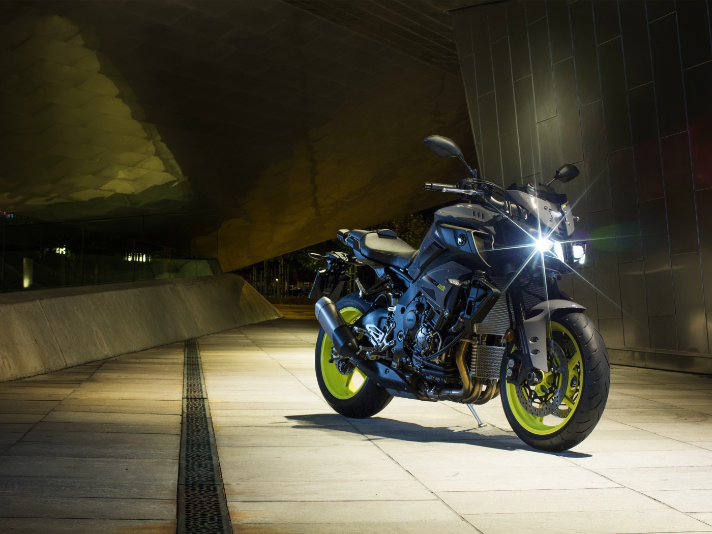 Мотоцикл Yamaha MT-10 с включенной фарой 