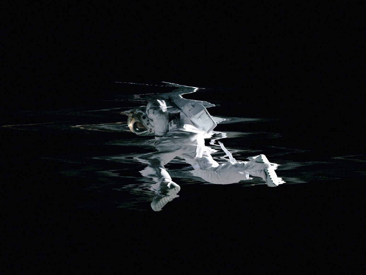 Астронавт на черном фоне постер фильма К звёздам, 2019 год