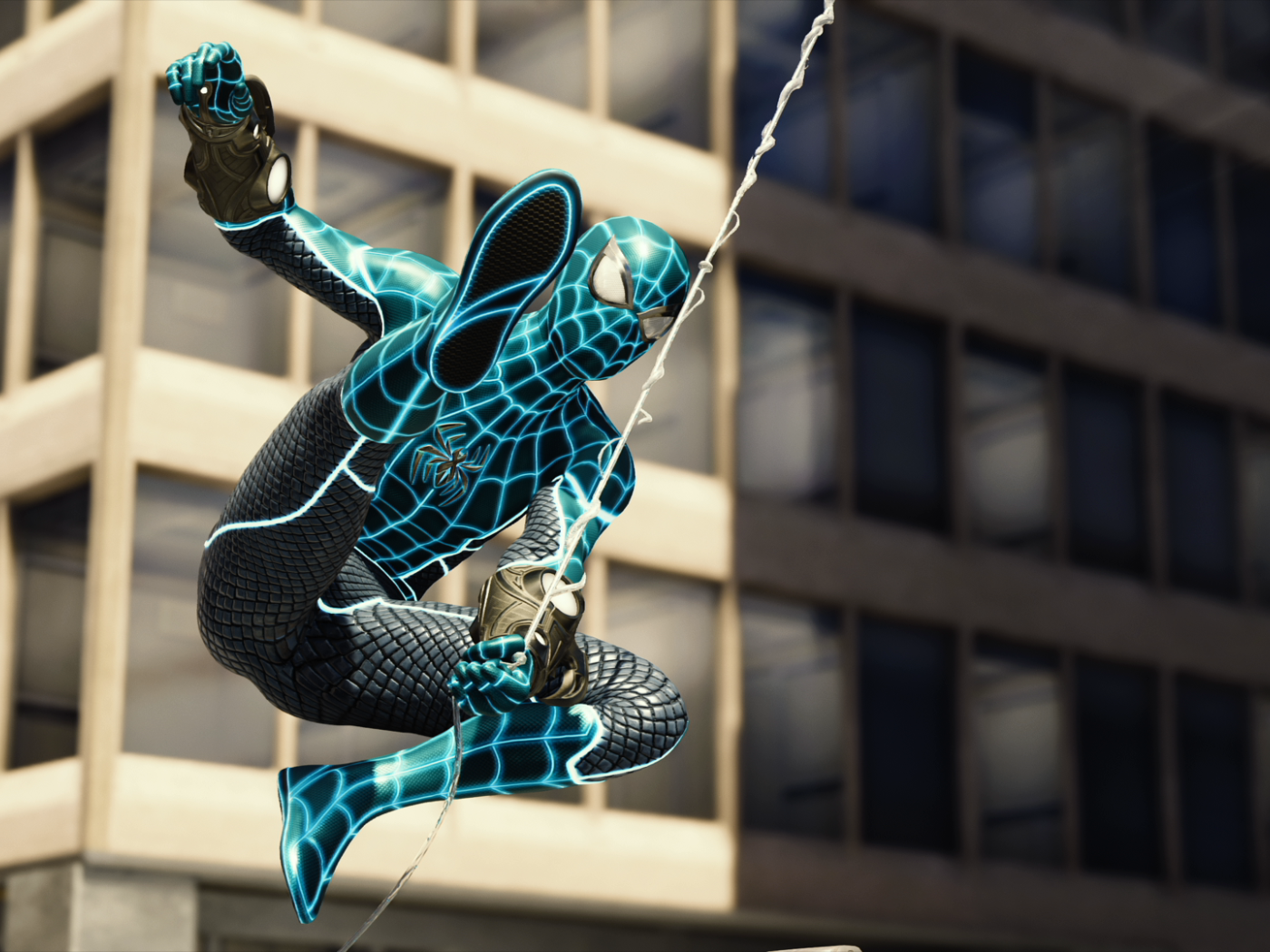 Человек паук летит на паутине на фоне дома