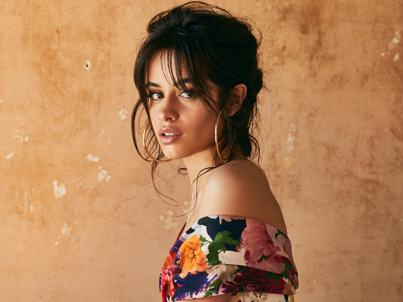 Красивая кареглазая брюнетка, певица Камила Кабельо