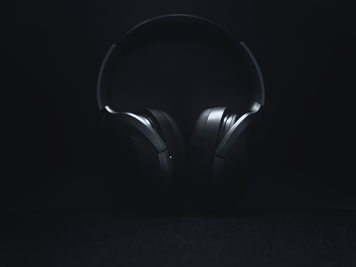 Черные большие наушники на черном фоне