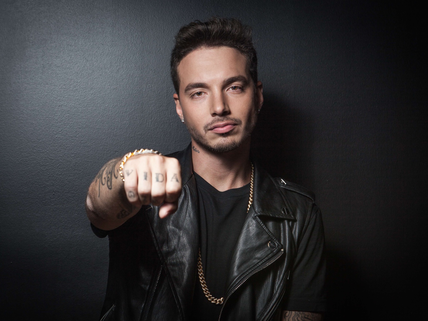 Колумбийский певец Джей Бальвин в черной кожаной куртке