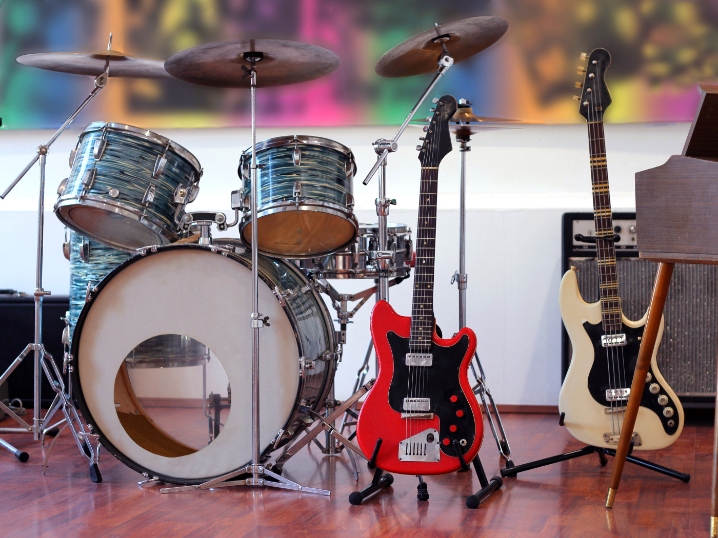 Барабаны и электро гитары на сцене 
