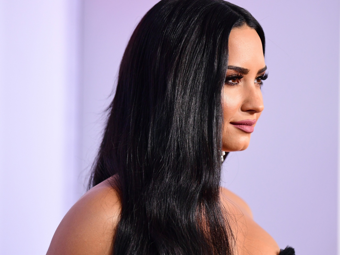 Длинноволосая брюнетка певица Деми Ловато