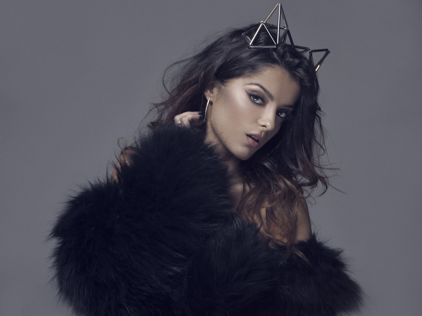 Певица Биби Рекса на сером фоне