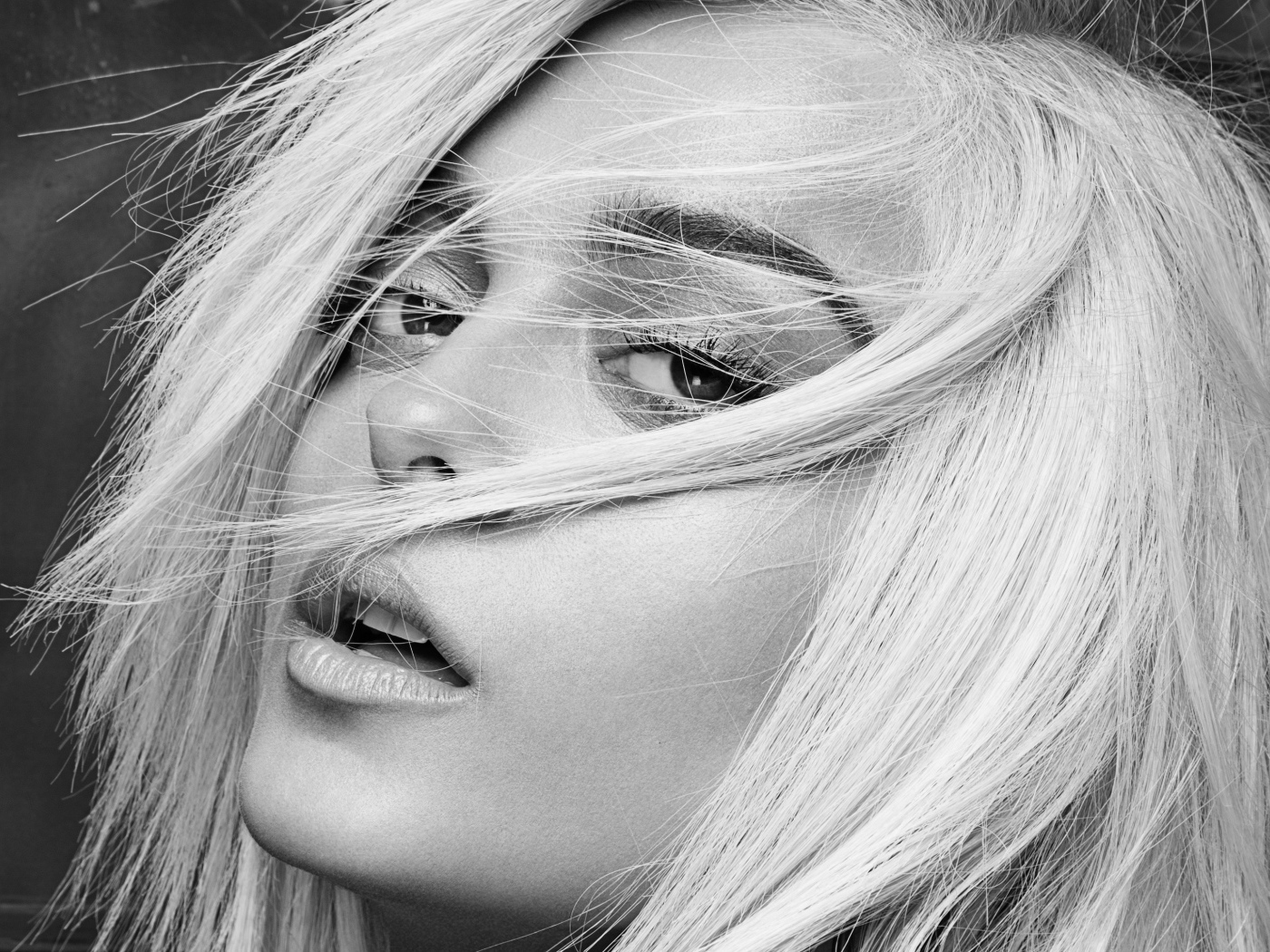 Певица Биби Рекса с волосами на лице черно-белое фото