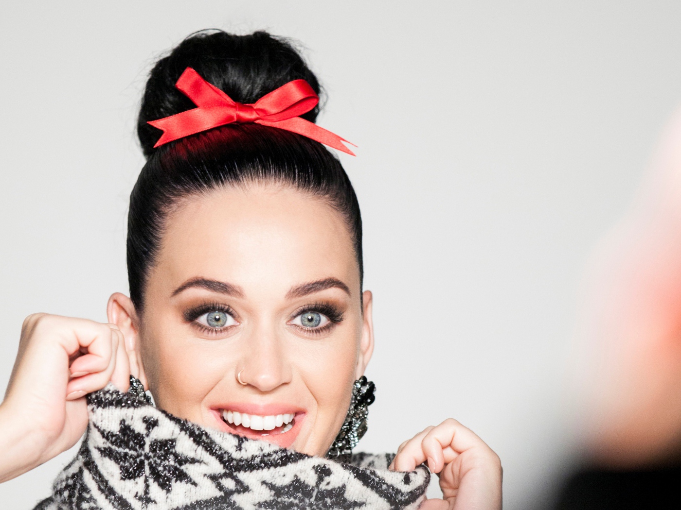 Улыбающаяся голубоглазая брюнетка Кэти Перри 