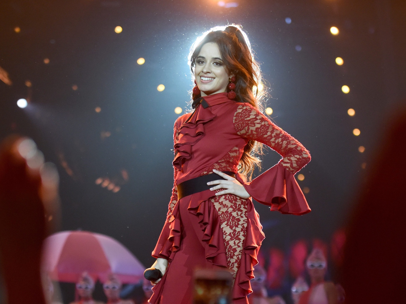 Улыбающаяся певица Камила Кабельо на сцене