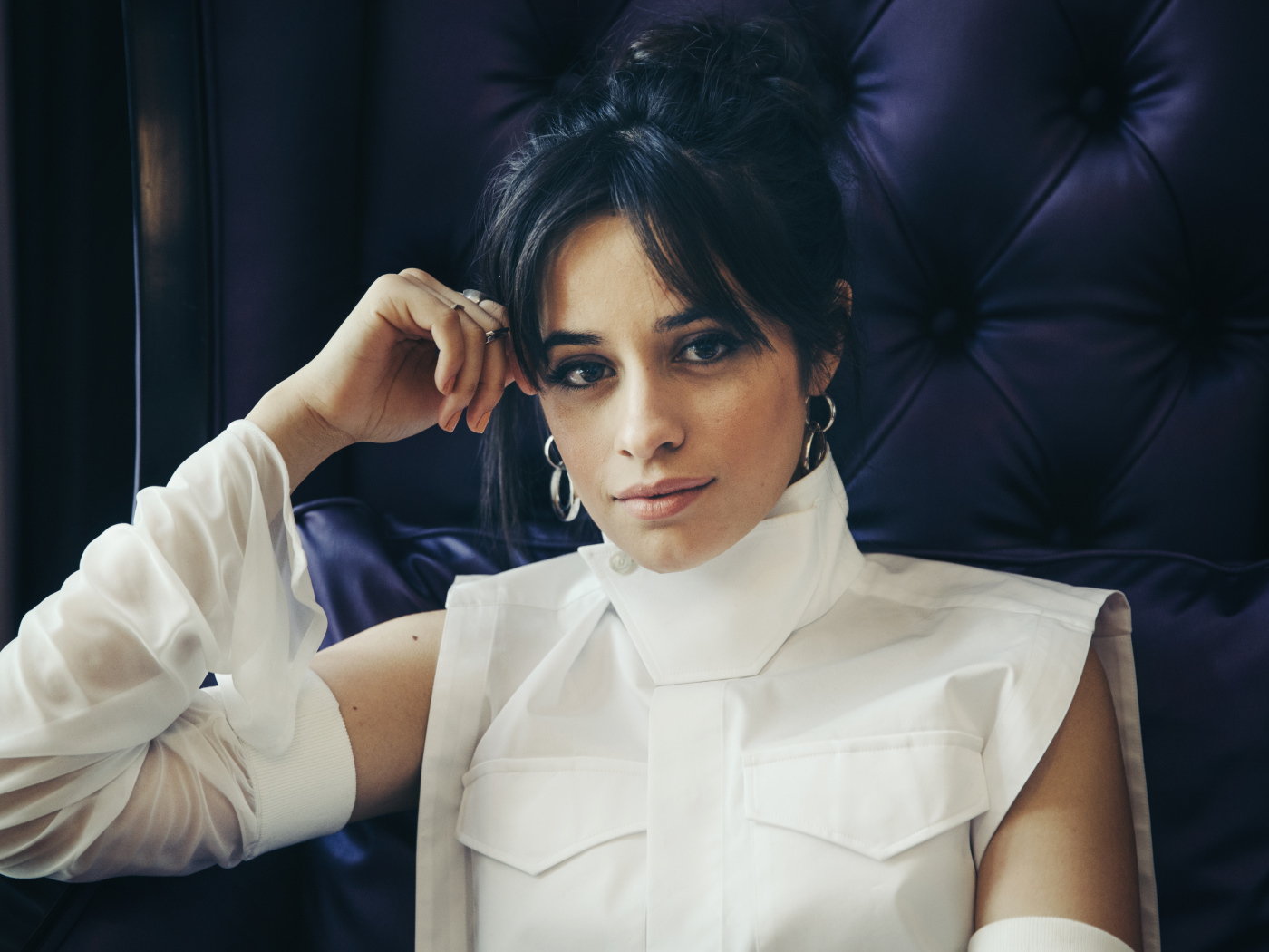 Стильная Камила Кабельо в белом костюме сидит в кресле