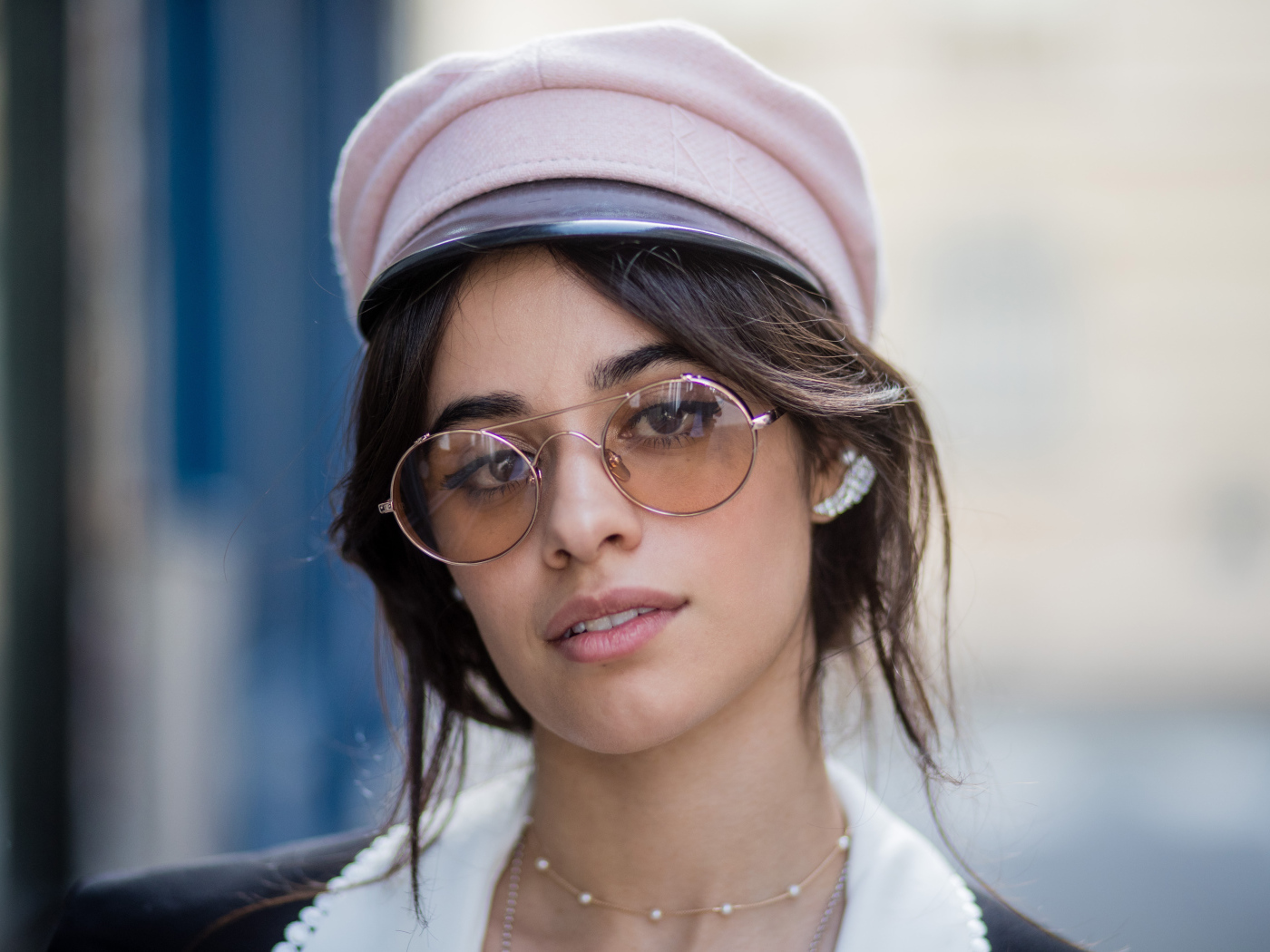 Стильная певица Камила Кабельо в очках и кепке