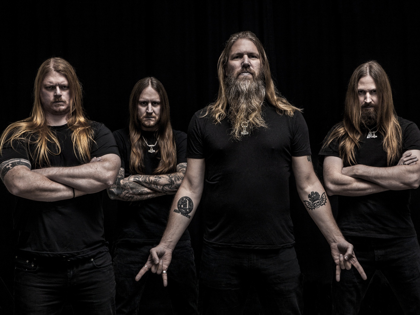 Шведская метал-группа Amon Amarth на черном фоне
