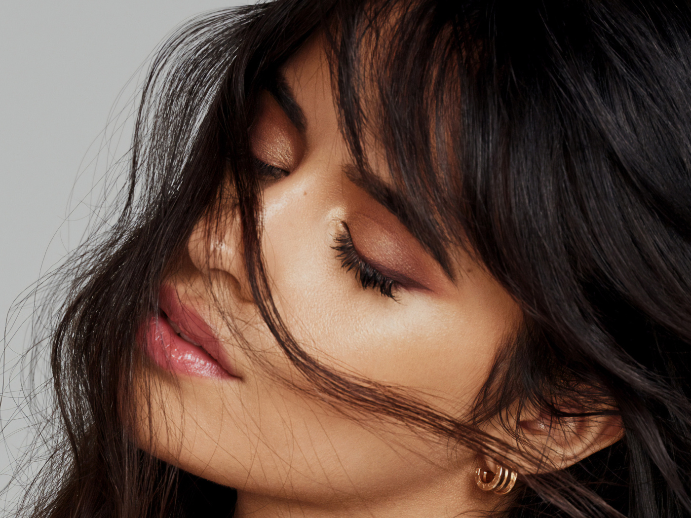 Нежная девушка с закрытыми глазами, певица Камила Кабельо