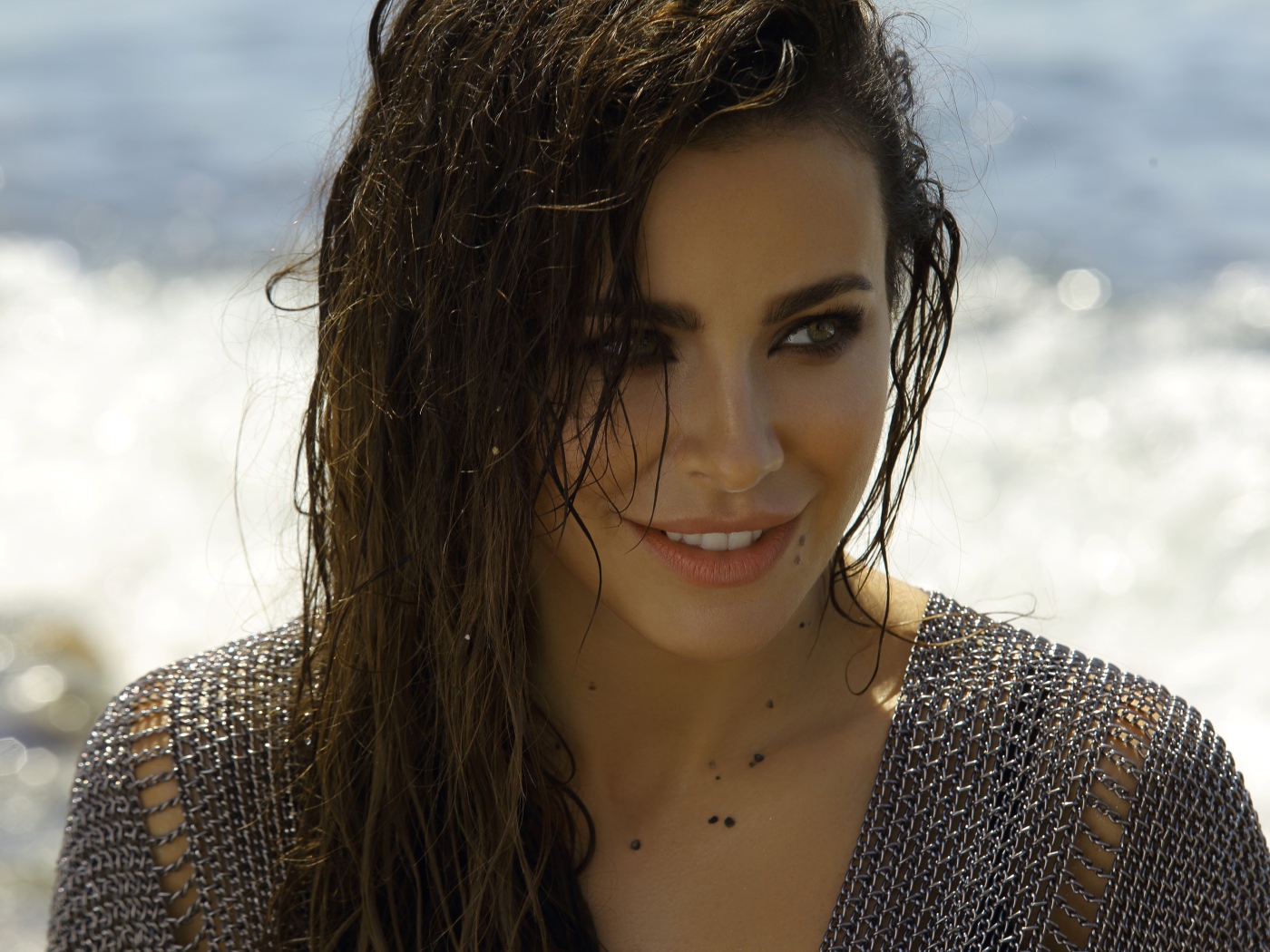 Украинская певица Ани Лорак с мокрыми волосами