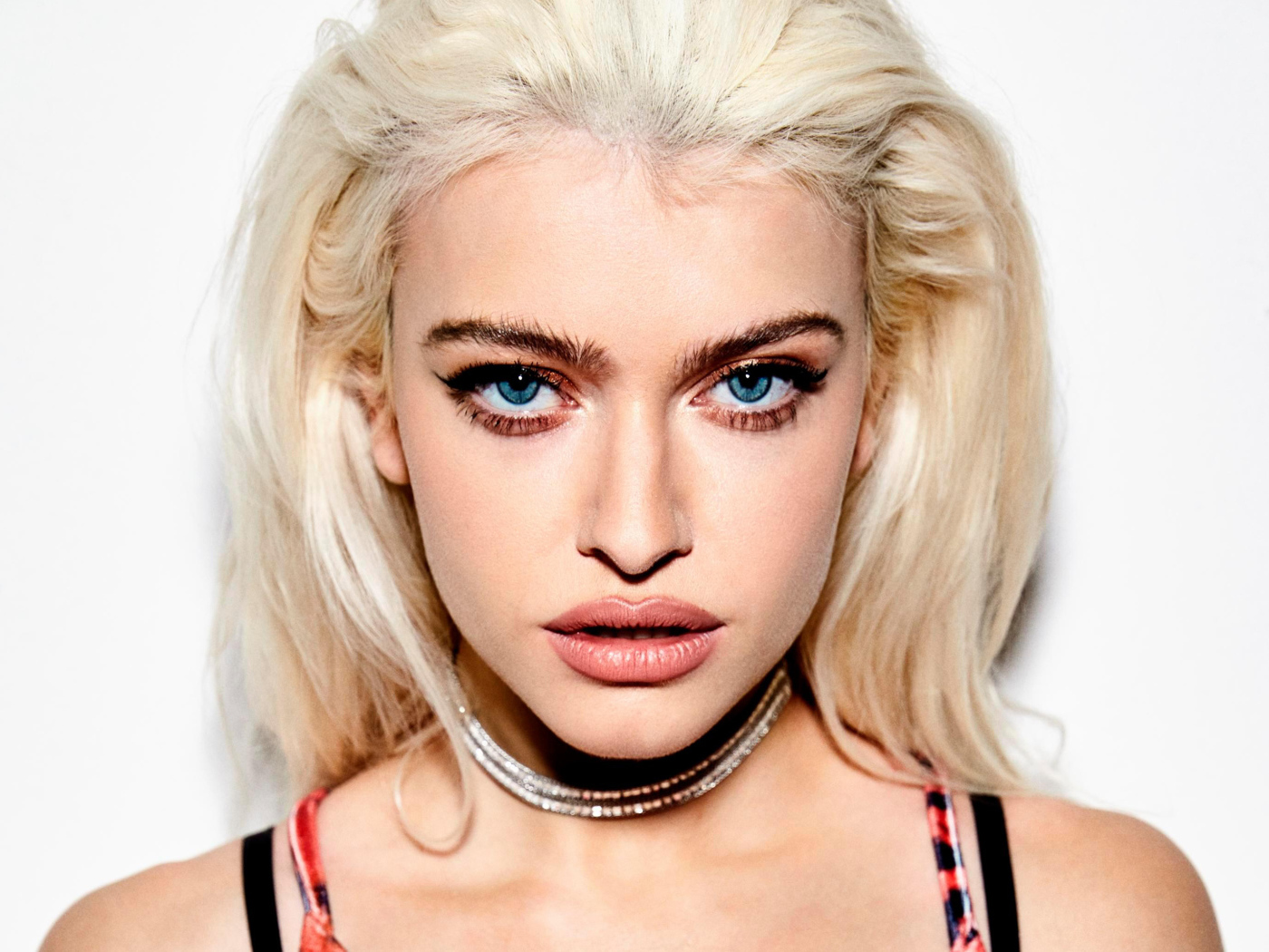 Молодая блондинка, поп исполнительница Элис Чэтер крупным планом