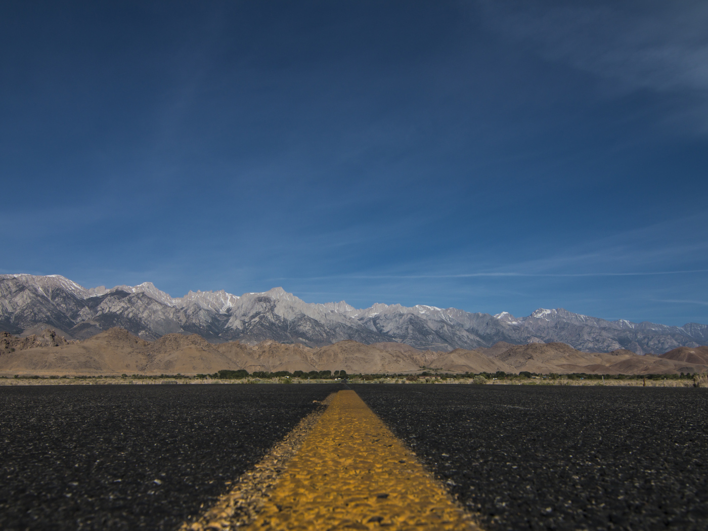 Асфальтовая дорога на фоне гор