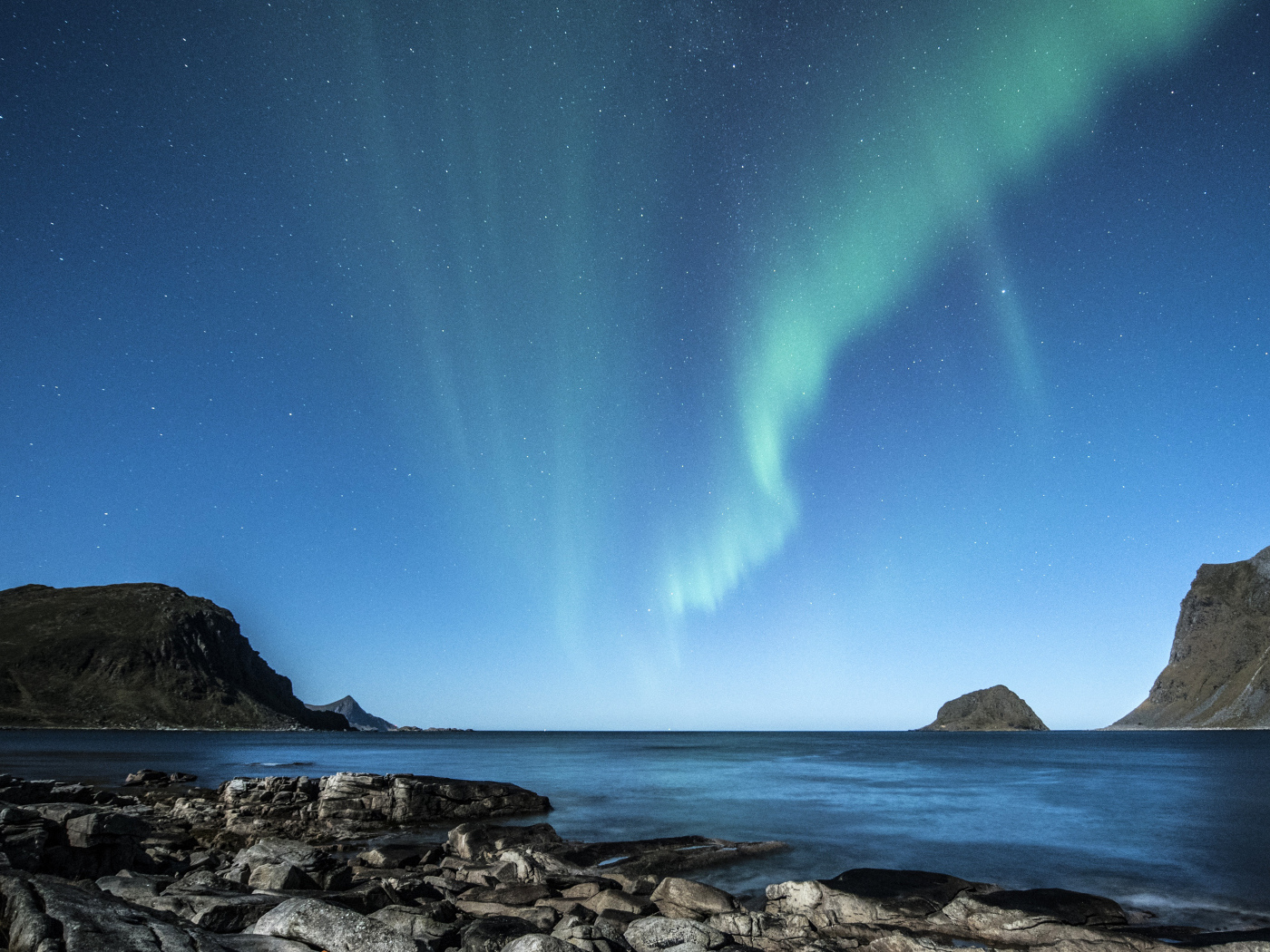 Полярное сияние над заливом