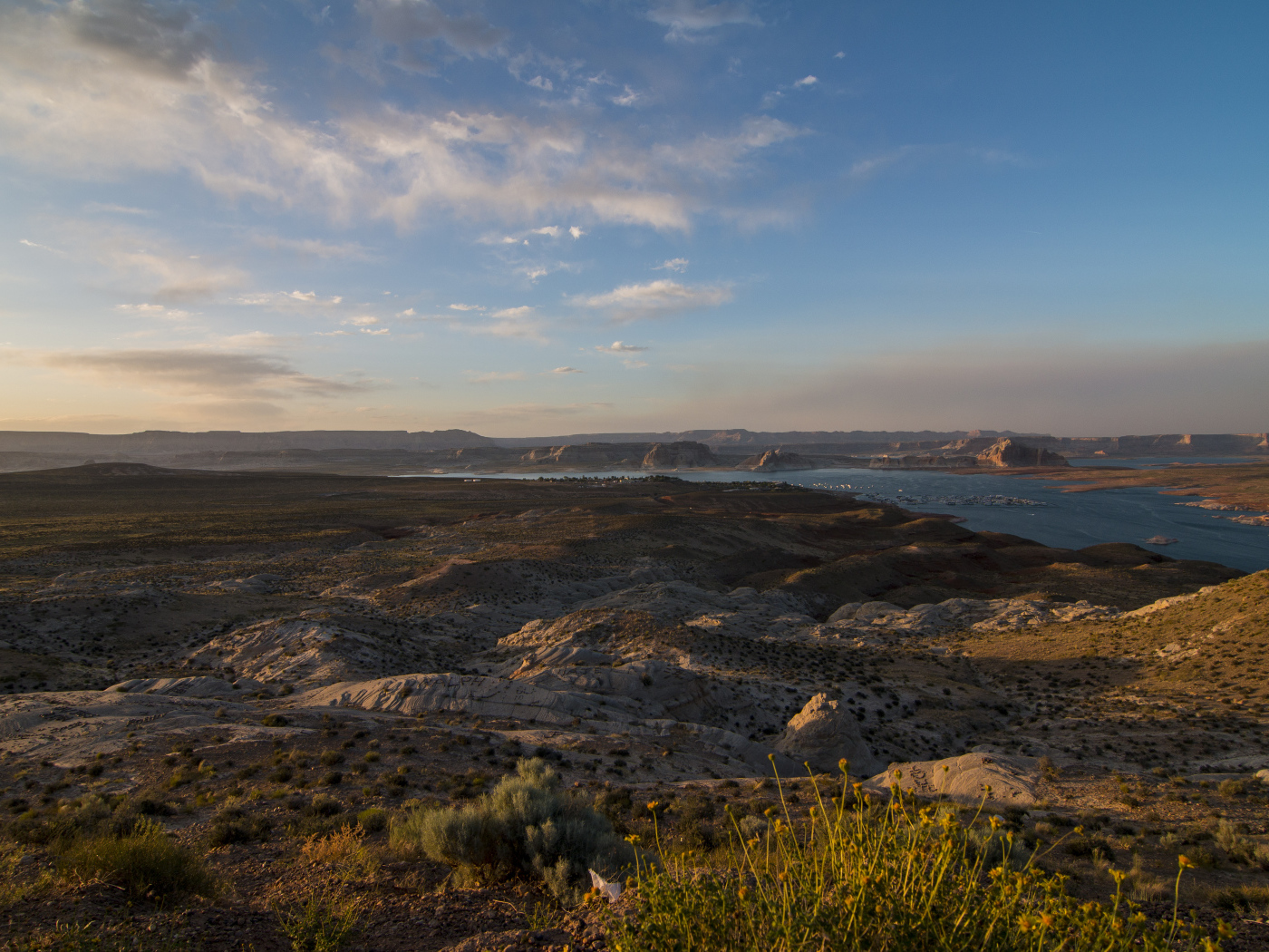 Холмы у реки под голубым небом