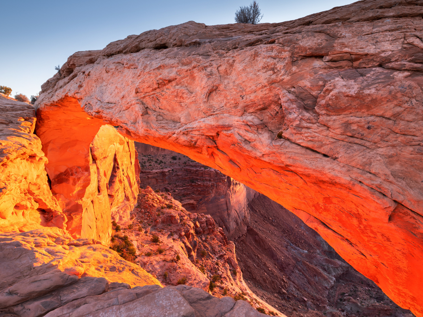 Скалы в лучах солнца в  Национальном парке Каньонлендс, Юта. США