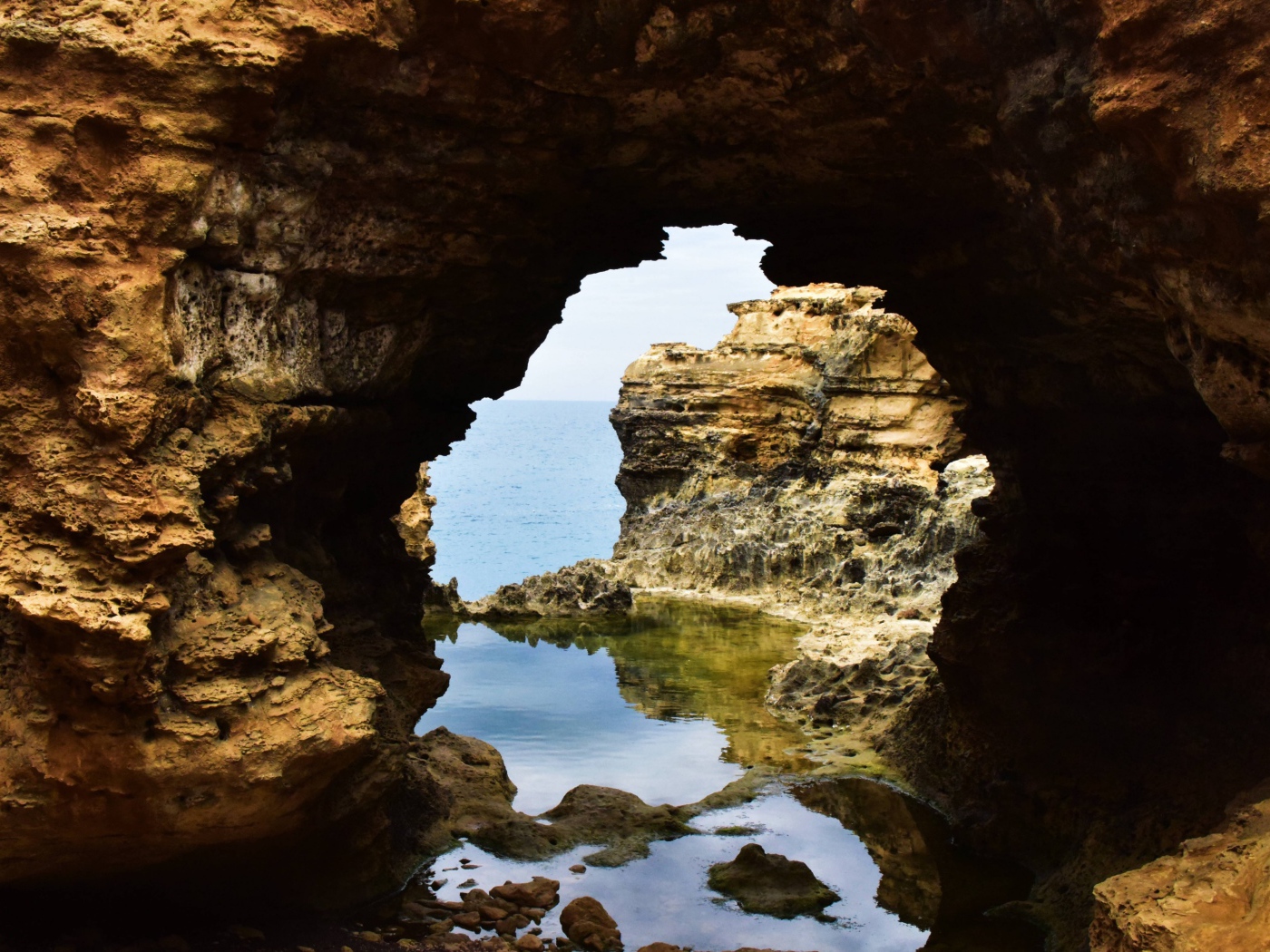 Проход в пещере в море
