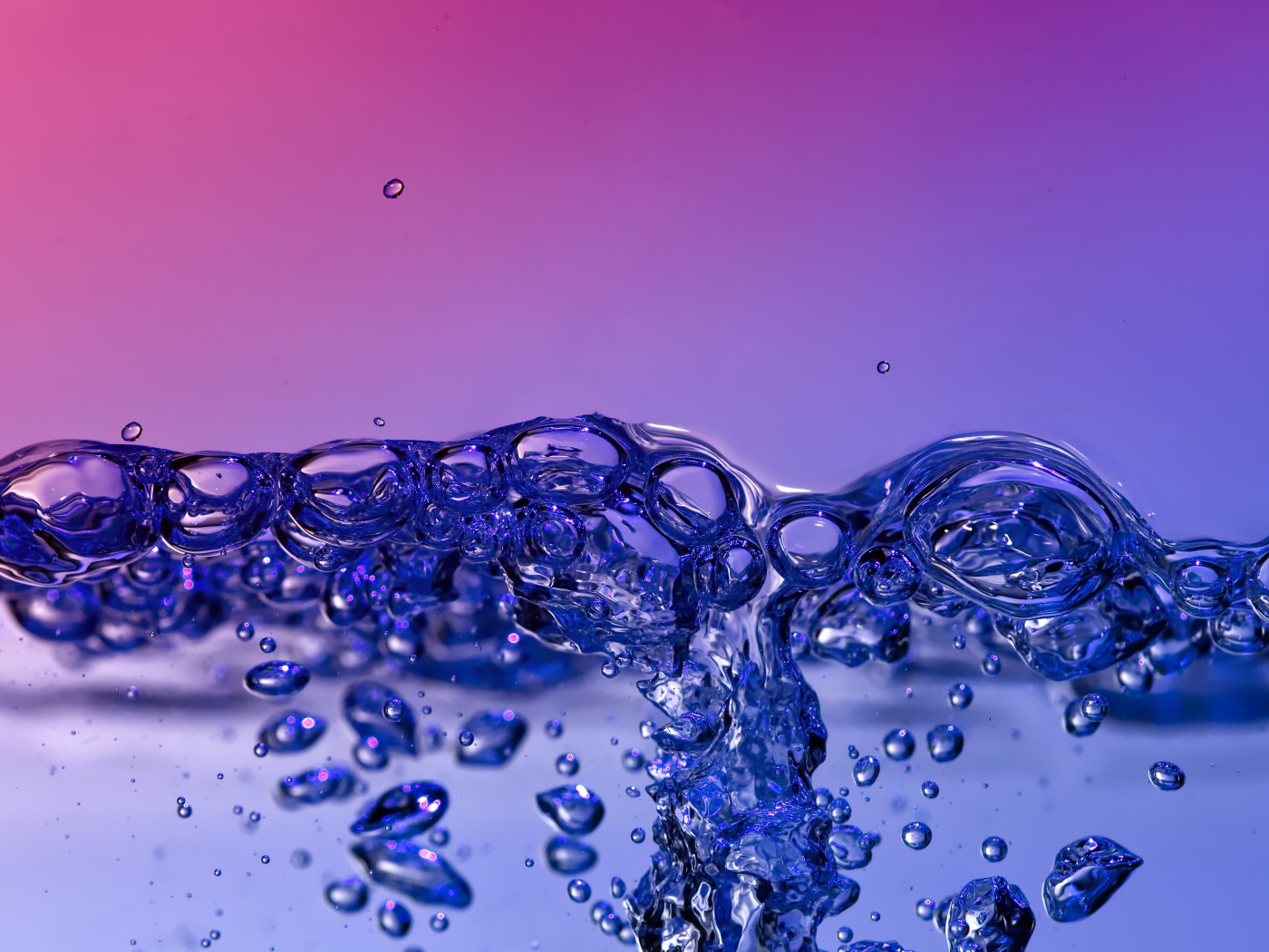 Пузыри воды на сиреневом фоне