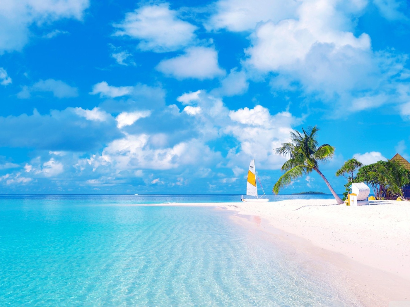 Красивый тропический пляж  с желтым песком под голубым небом