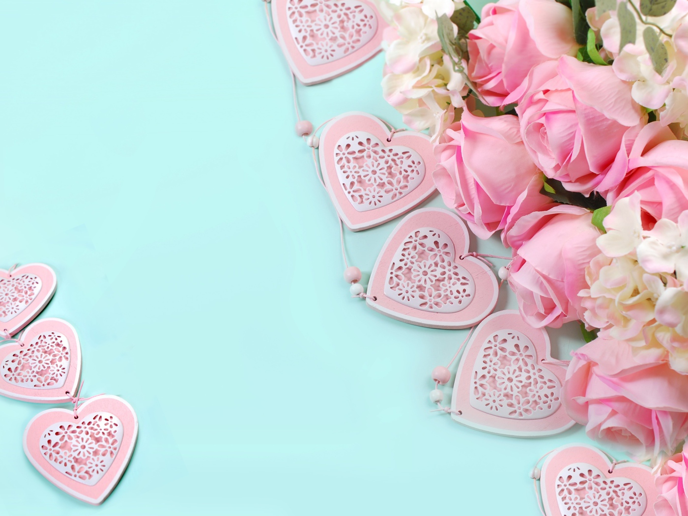 Букет розовых роз на голубом фоне с сердечками