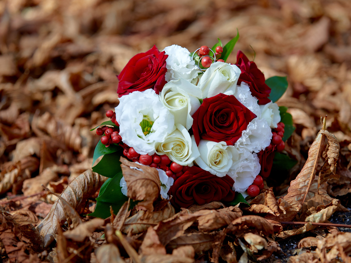 Красивый свадебный букет лежит на сухой траве