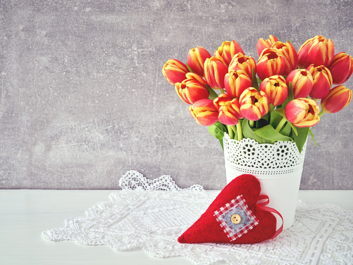 Букет красивых тюльпанов в вазе на сером фоне с сердцем