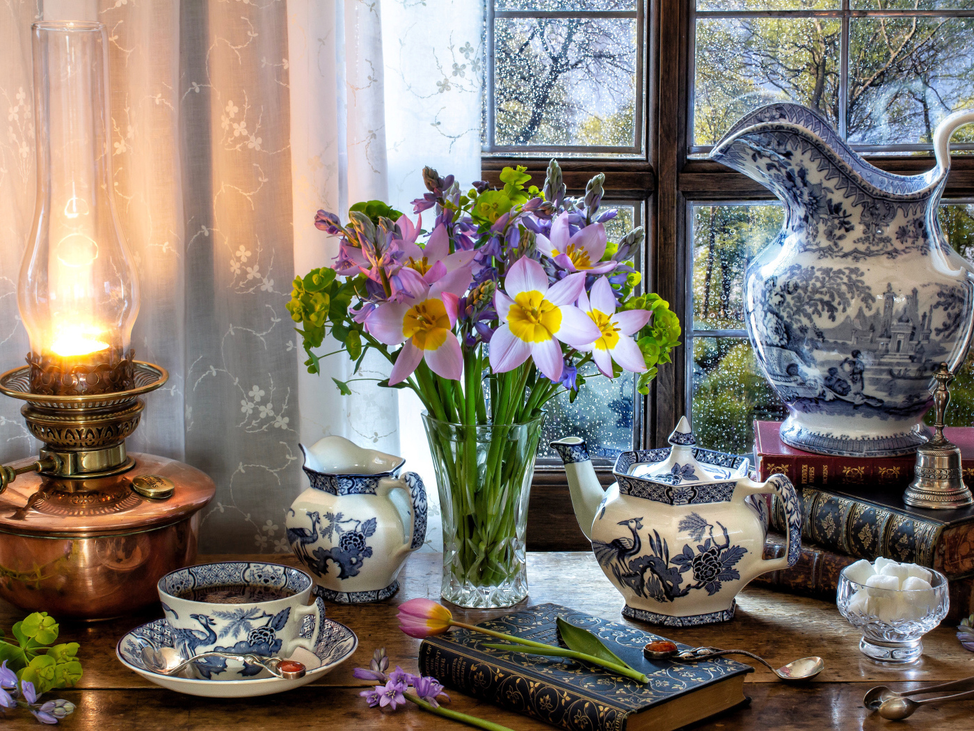 Букет цветов в вазе на столе с красивым сервизом