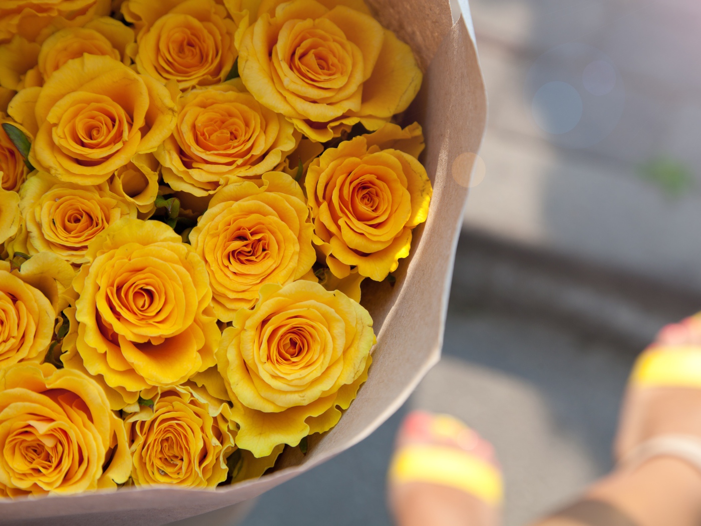 Букет желтых роз в бумаге