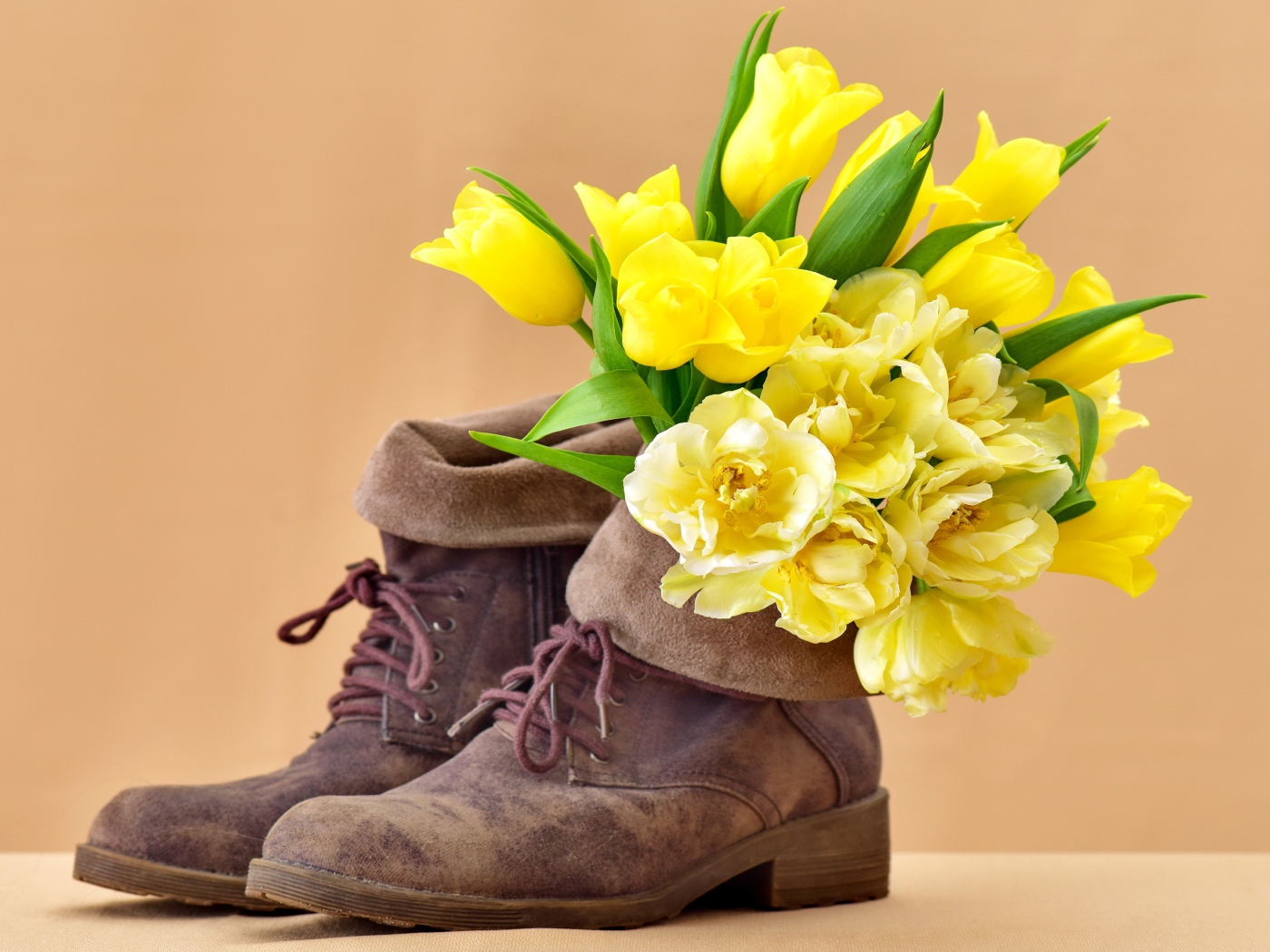 Букет желтых тюльпанов в старых ботинках 