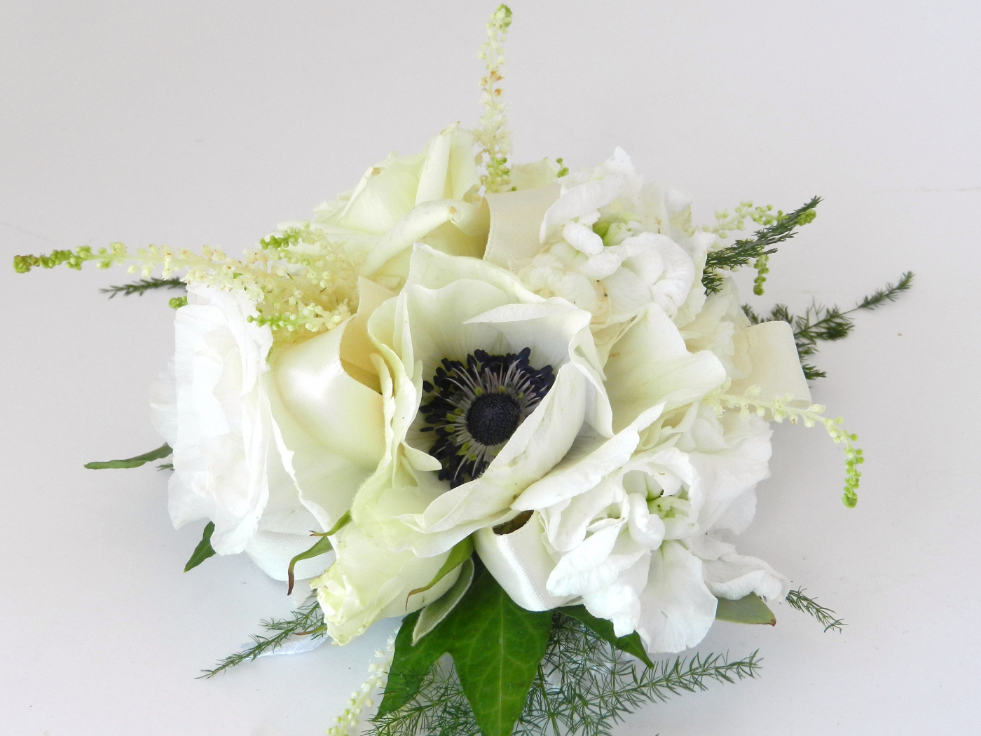 Букет с белыми цветами анемоны на сером фоне