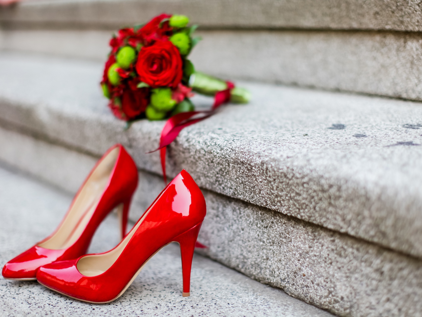 Красные туфли на ступеньках с букетом