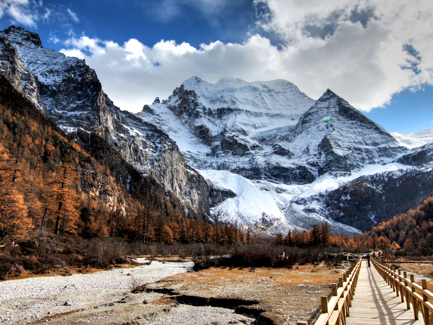 Мост у подножия заснеженных величественных гор