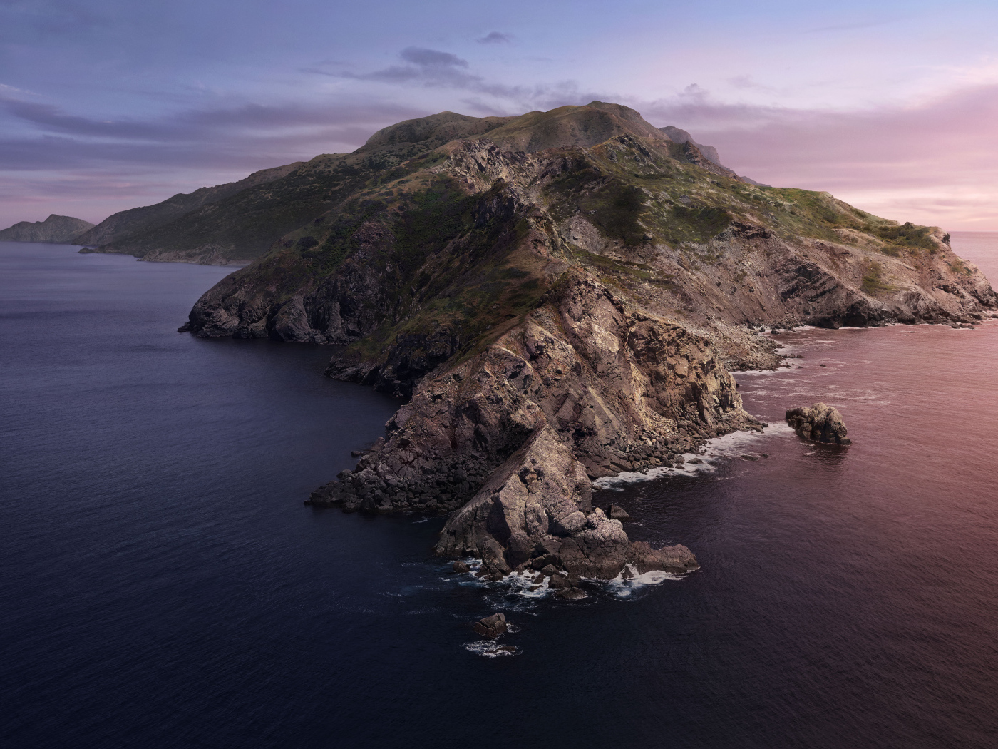 Гора в море под красивым небом, Исландия