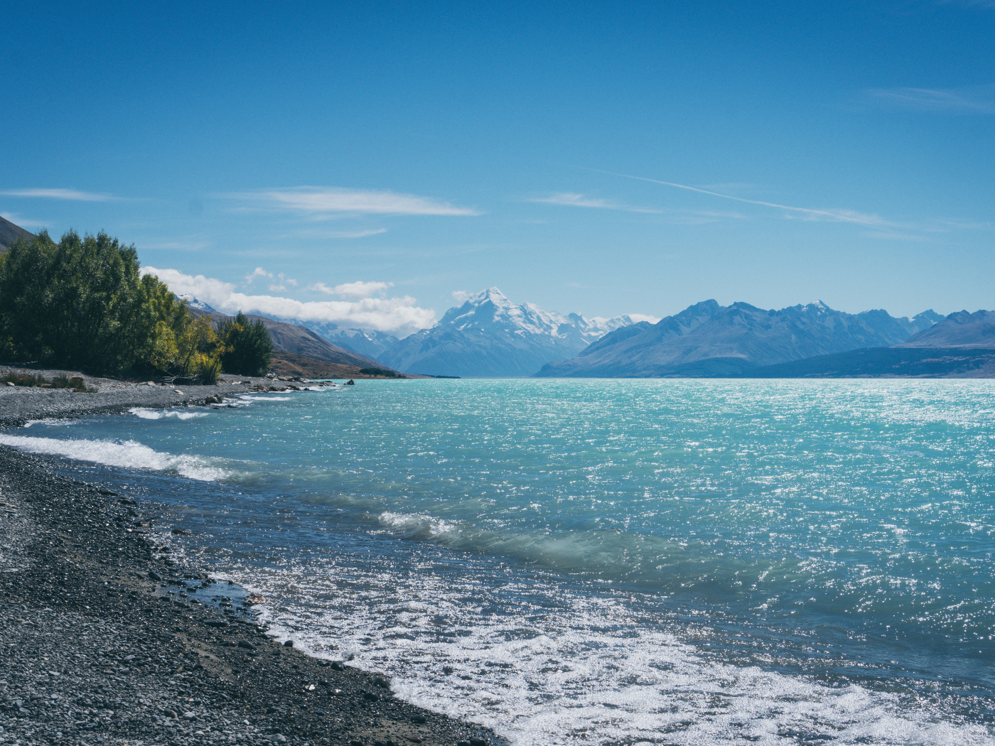 Голубая чистая холодная вода в горном озере 